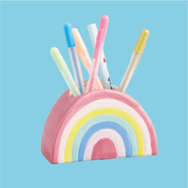 Lapicera de cerámica con diseño infantil en forma de arcoíris.